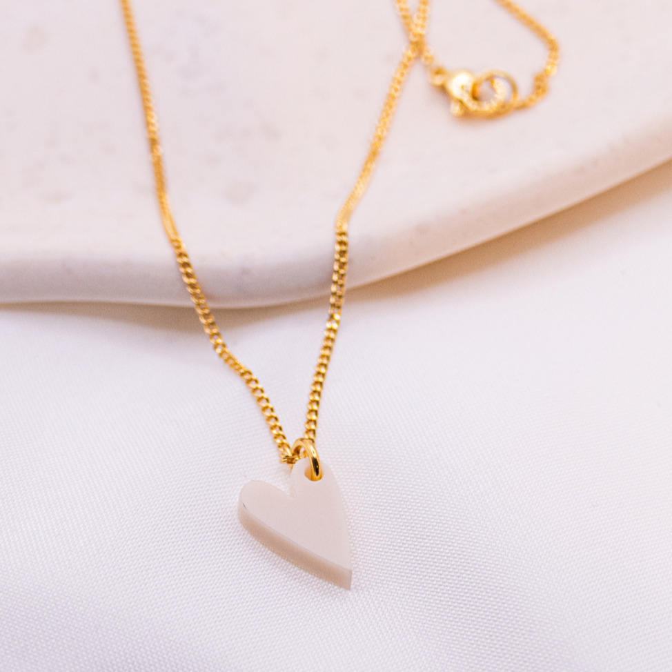 Halskette Herz weiß Acryl Herzchen - 18k vergoldet leichte Kette Herz rosa – Ansicht 1 von 5