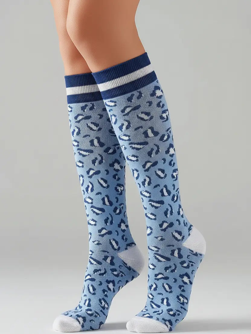 MARLENE – Kniestrümpfe mit Leo-Print in Light Jeans