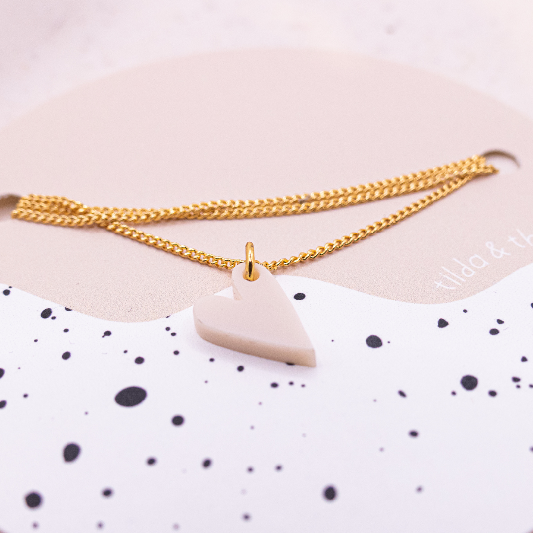 Halskette Herz weiß Acryl Herzchen - 18k vergoldet leichte Kette Herz rosa – Ansicht 4 von 5