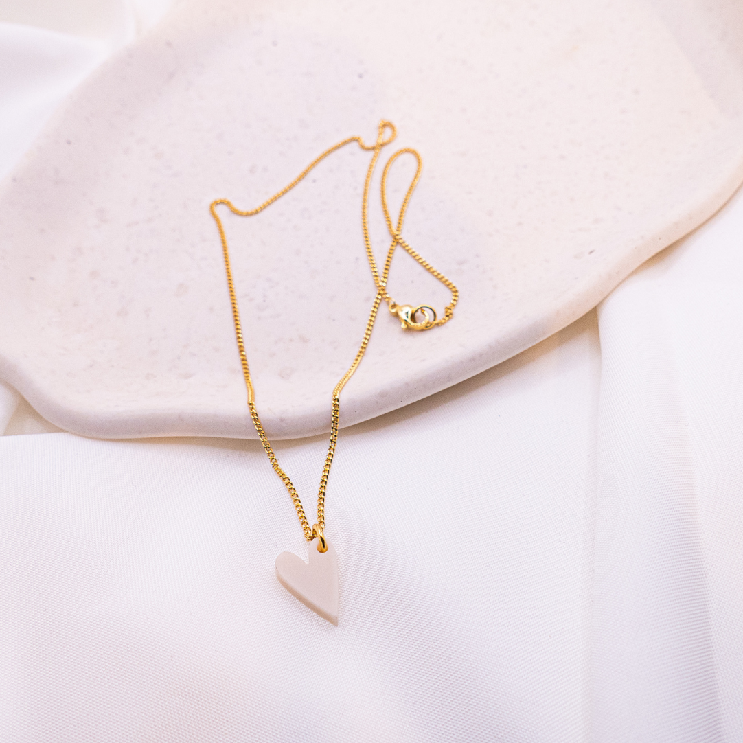Halskette Herz weiß Acryl Herzchen - 18k vergoldet leichte Kette Herz rosa – Ansicht 3 von 5