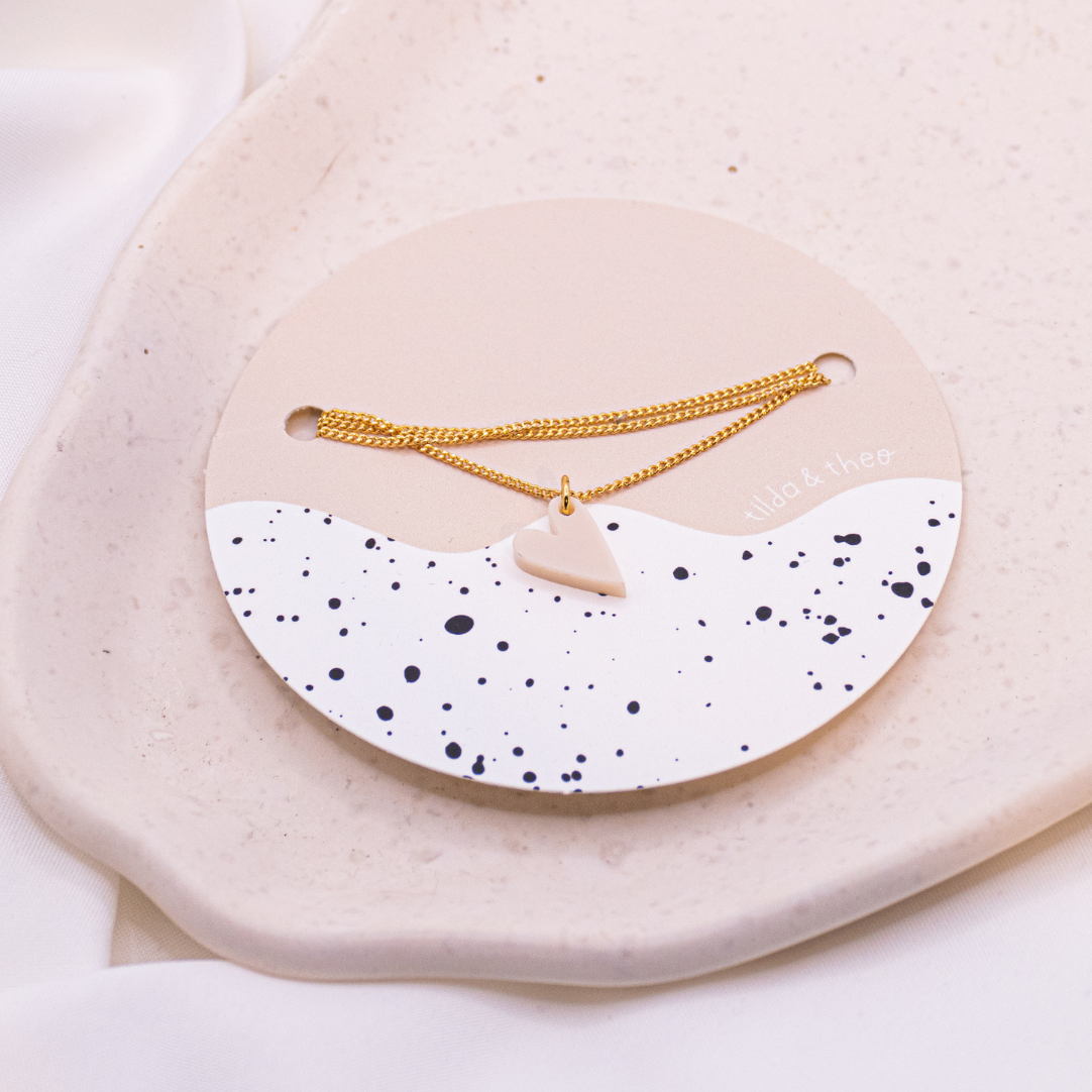 Halskette Herz weiß Acryl Herzchen - 18k vergoldet leichte Kette Herz rosa – Ansicht 2 von 5