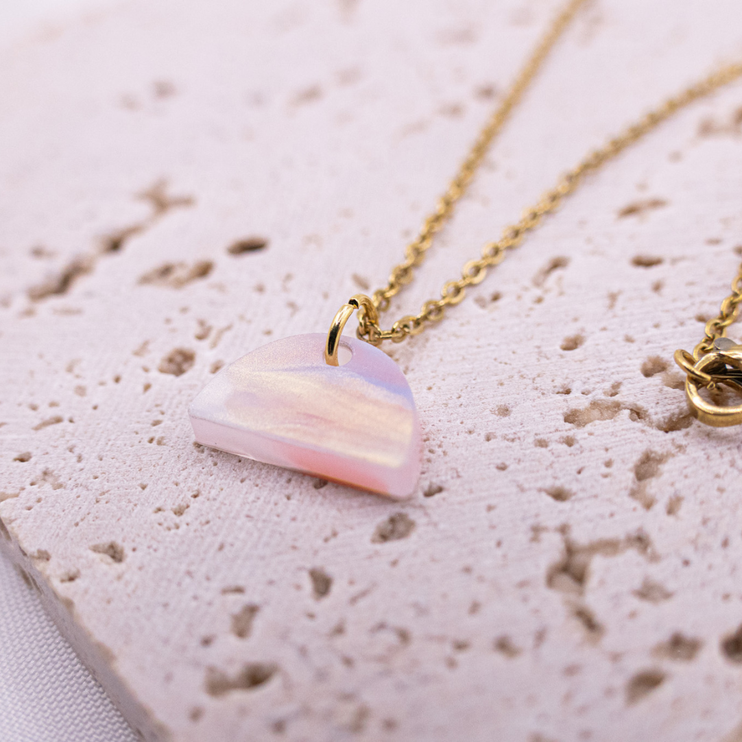 Halskette Halbkreis Acryl rosa weiß Schimmer - 18k vergoldet leichte Kette Kreis – Ansicht 2 von 5