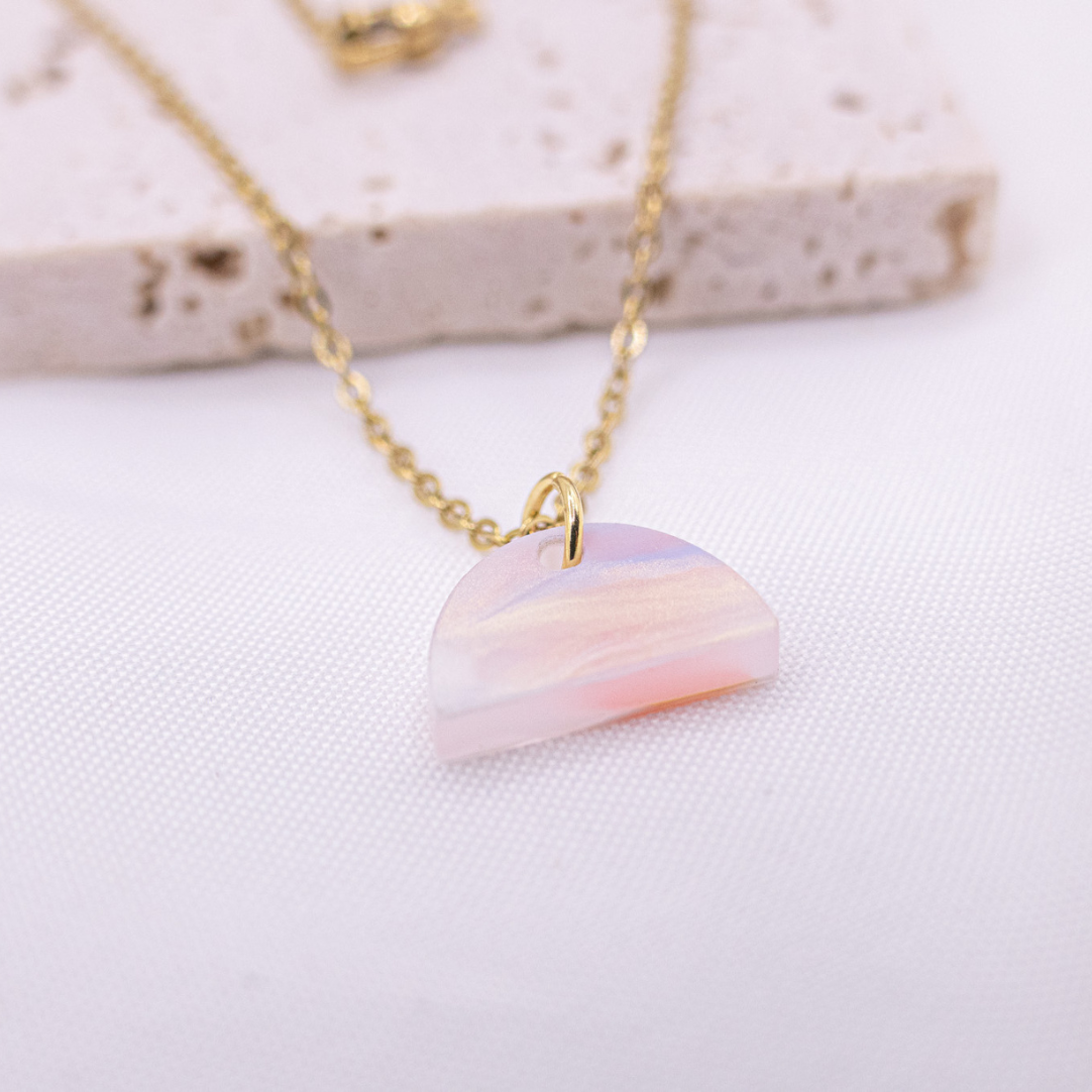 Halskette Halbkreis Acryl rosa weiß Schimmer - 18k vergoldet leichte Kette Kreis – Ansicht 3 von 5