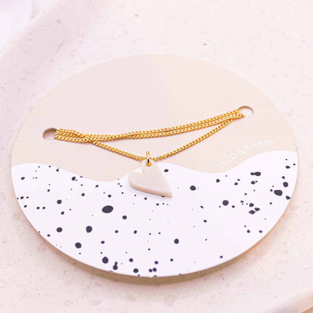 Halskette Herz weiß Acryl Herzchen - 18k vergoldet leichte Kette Herz rosa – Ansicht 5 von 5