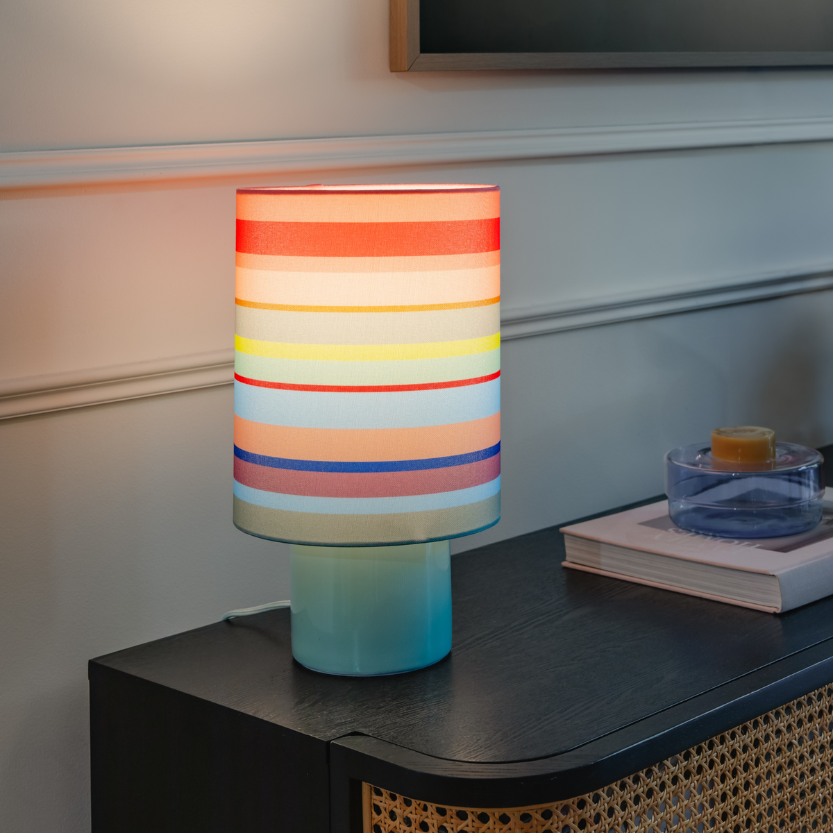 Aurora Stripes – Keramik-Tischleuchte mit gestreiftem Textilschirm, 36 cm hoch